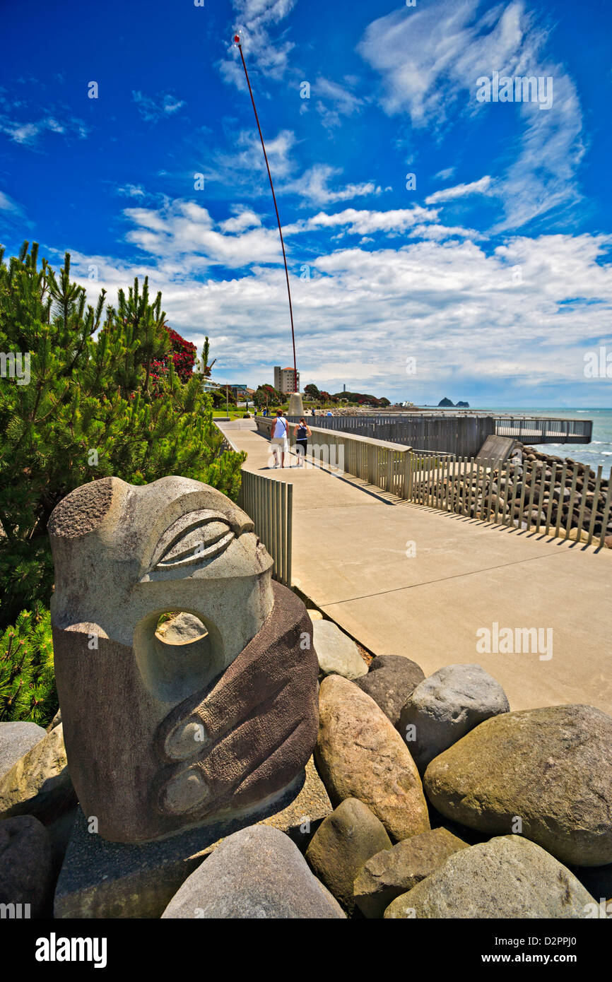 La scultura in pietra chiamato Pietra di ancoraggio per artista Filipe Tohi, lungo la Costiera Foreshore marciapiede in New Plymouth, Taranaki, Nord Foto Stock