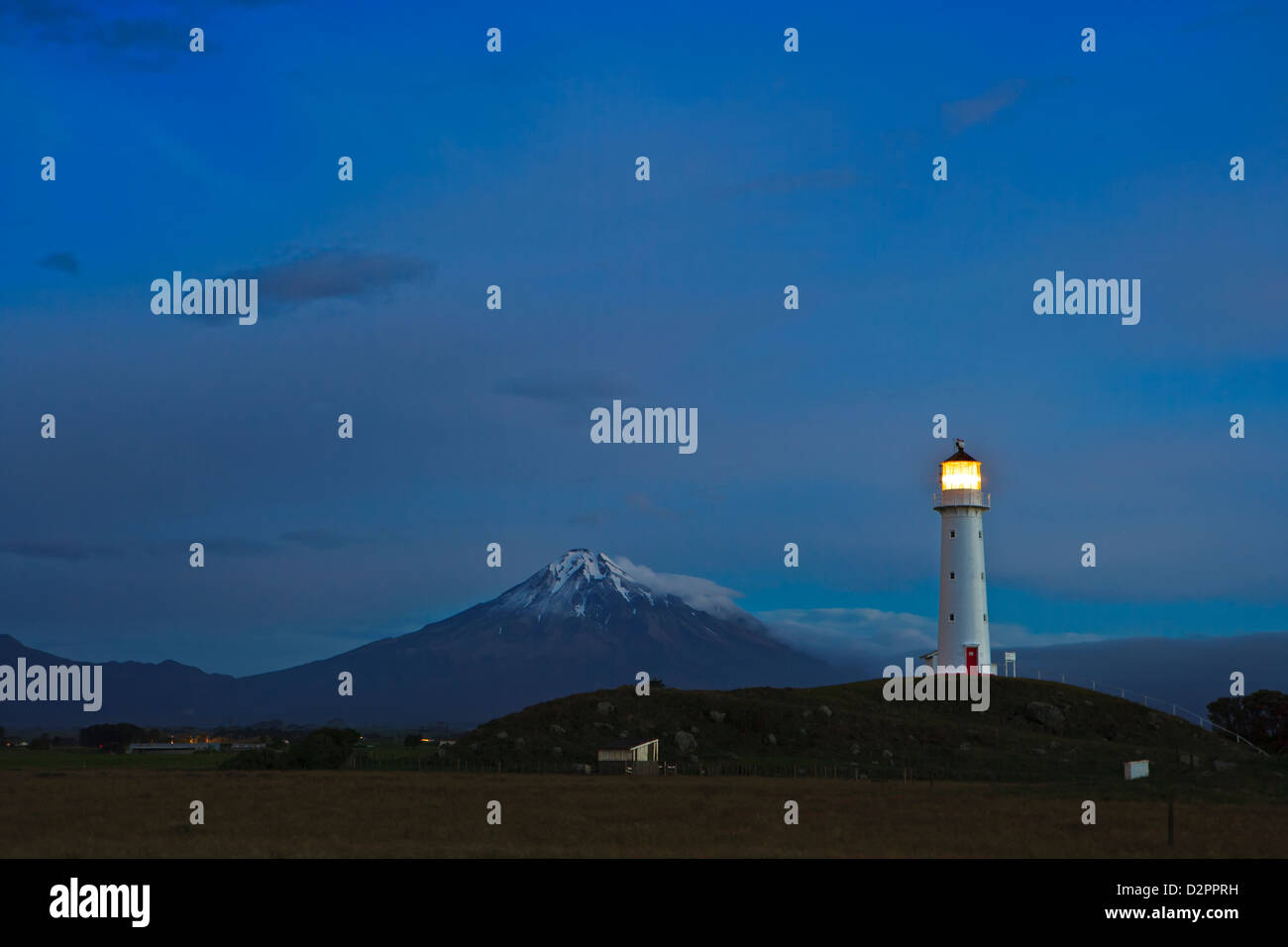 Capo Faro Egmont con Mt Egmont dietro visto dal capo di Egmont, Taranaki, Isola del nord, Nuova Zelanda. Foto Stock