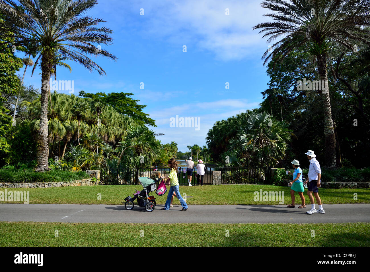 Gli ospiti godono di un luminoso in corrispondenza di Fairchild Giardino Botanico, Coral Gables, Florida, Stati Uniti d'America. Foto Stock
