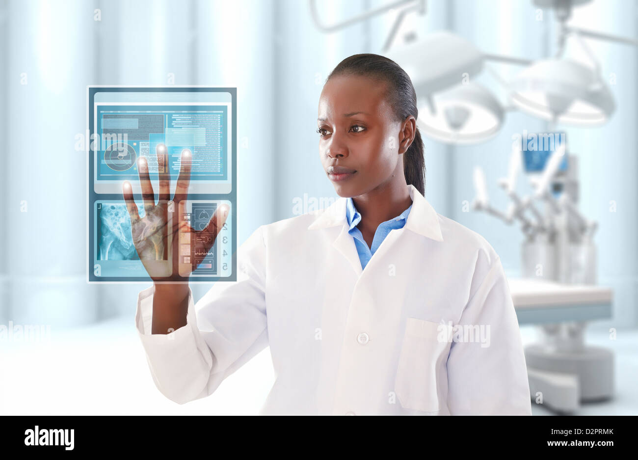 African American medico guardando il display digitale nell'ufficio del medico Foto Stock