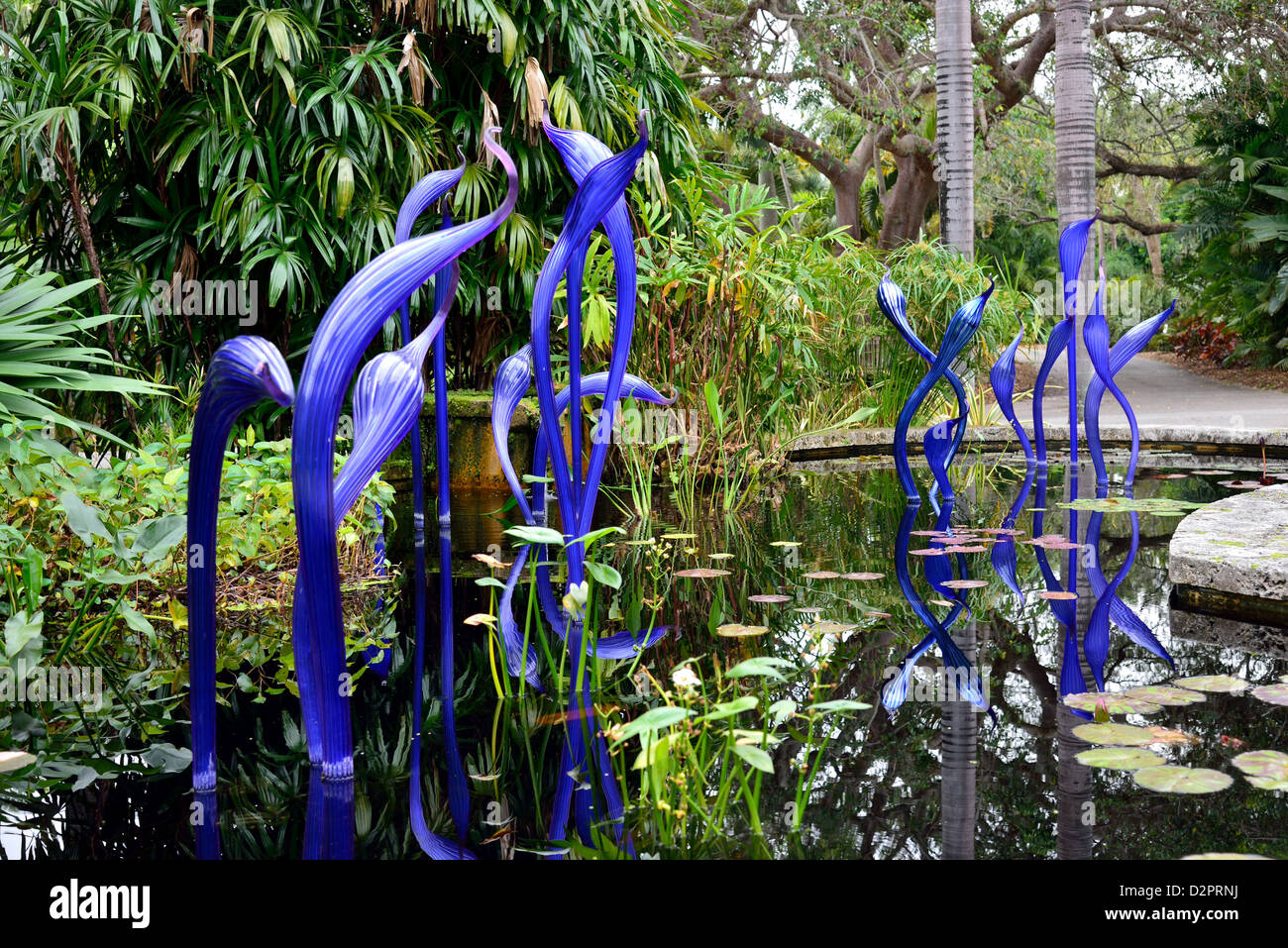 Chihuly sculture in vetro in un stagno. Fairchild giardino botanico. Coral Gables, Florida, Stati Uniti d'America. Foto Stock