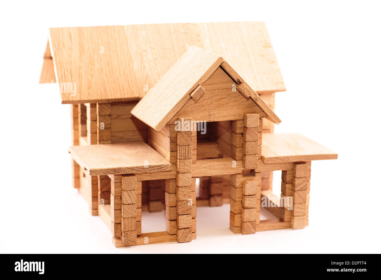Giocattolo di legno casa isolata su sfondo bianco. La costruzione, la costruzione del concetto. Foto Stock