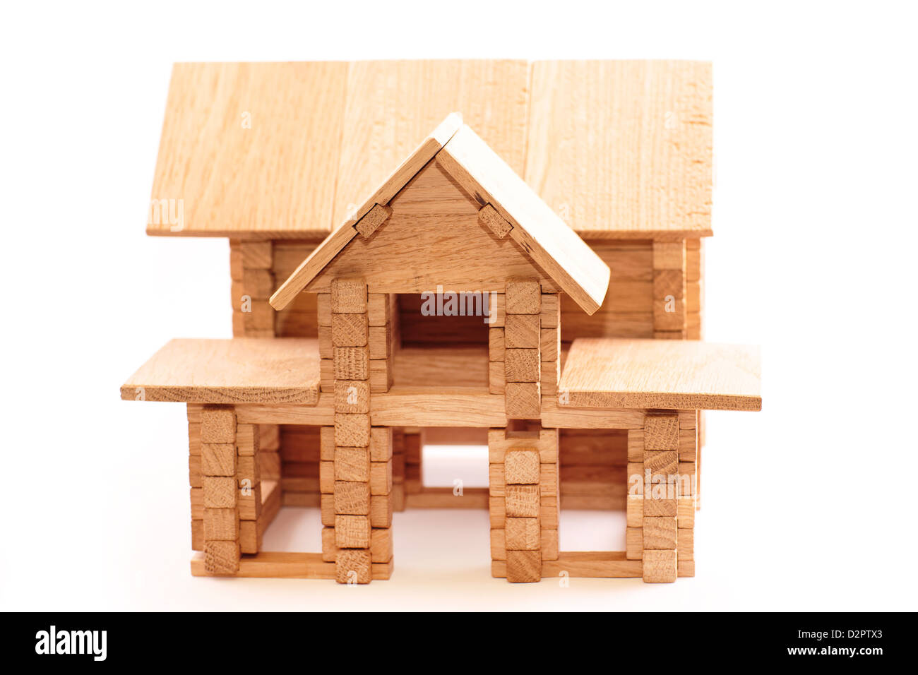 Giocattolo di legno casa isolata su sfondo bianco. La costruzione, la costruzione del concetto. Foto Stock