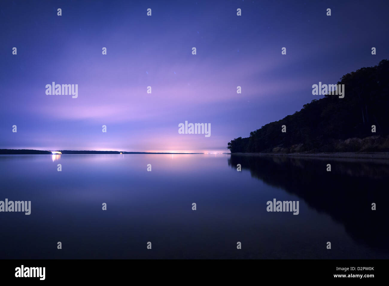 Il cielo di notte su un lago di liscia Foto Stock