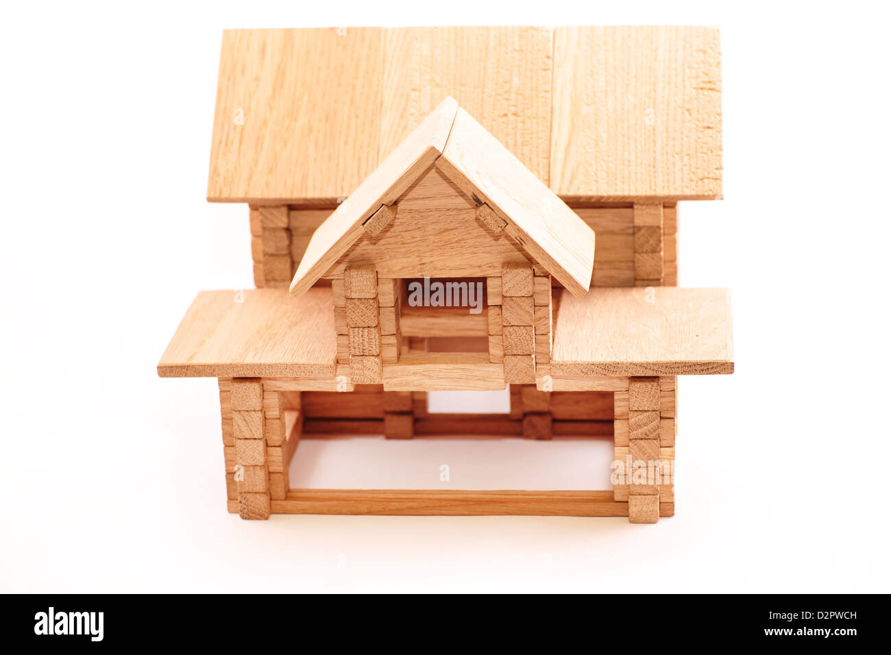 Giocattolo di legno casa isolata su sfondo bianco. La costruzione, la costruzione del concetto. Foto Stock