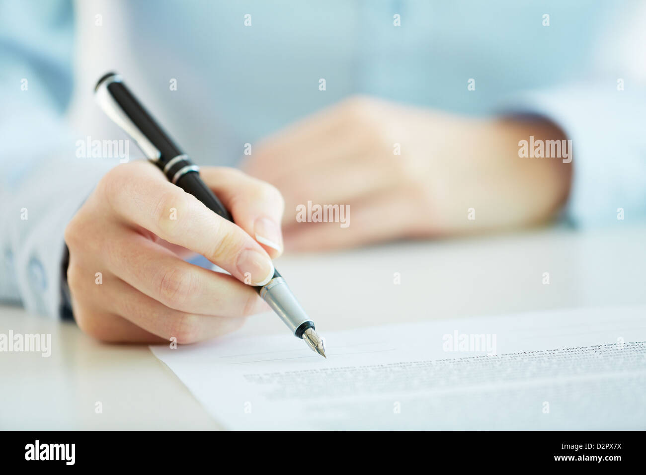 Lavoratore aziendale firma il contratto per concludere un affare Foto Stock