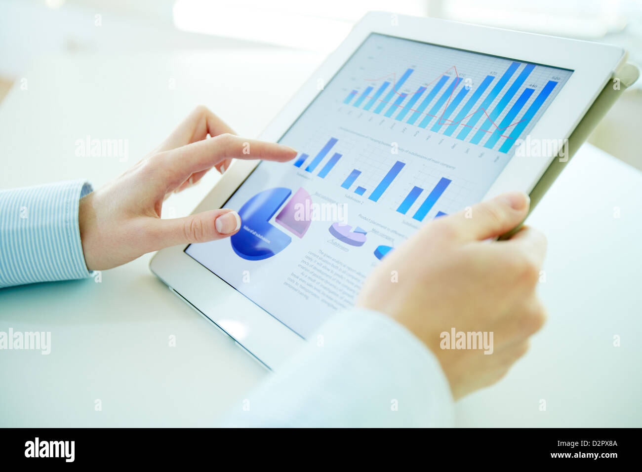 Persona d'affari analisi finanziaria statistiche visualizzate sulla schermata di tablet Foto Stock