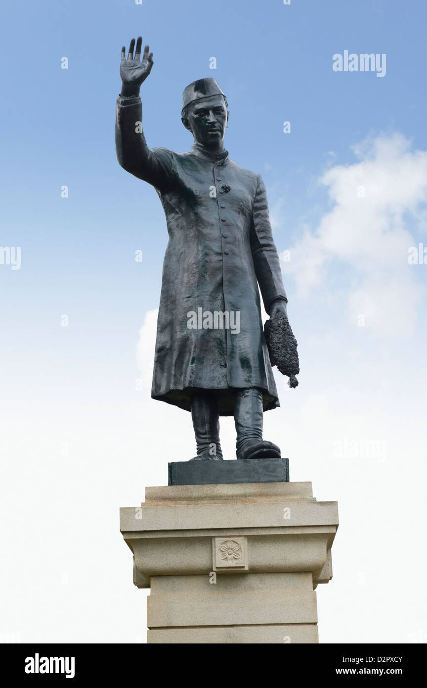 Basso angolo vista di una statua, Jawaharlal Nehru statua, Bangalore, Karnataka, India Foto Stock
