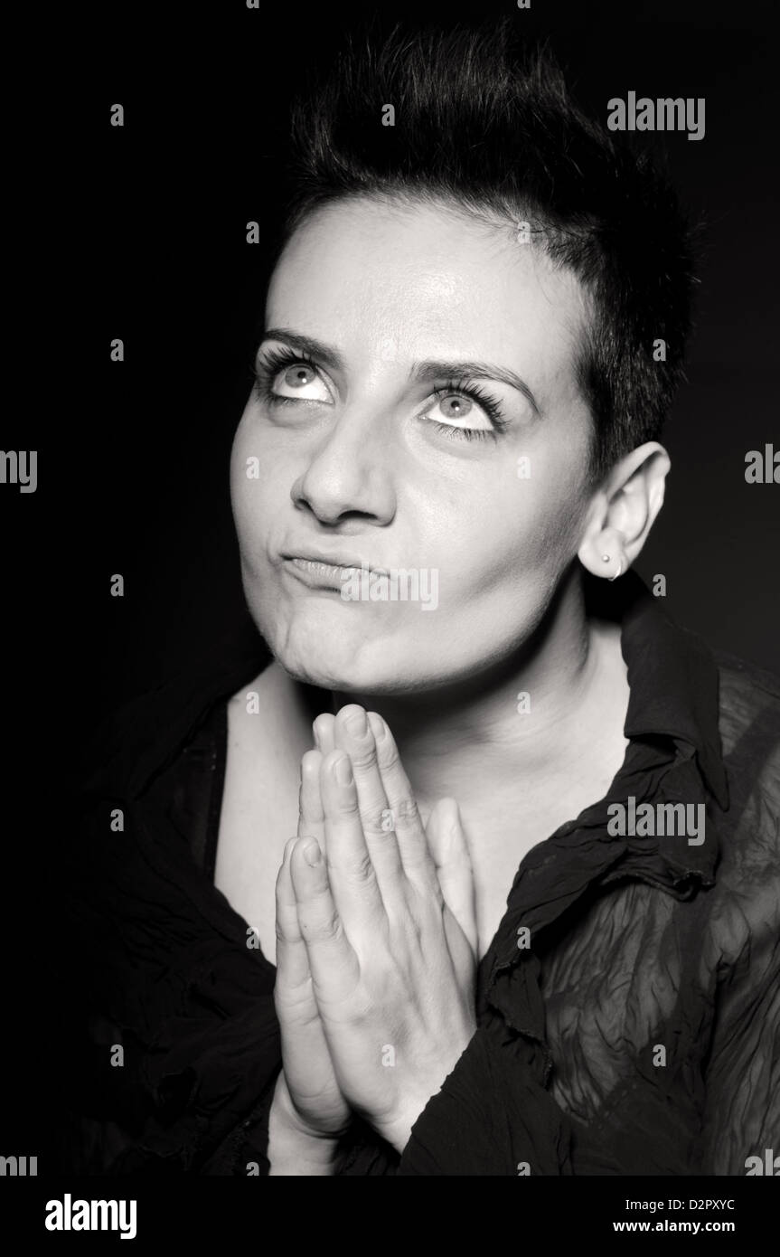 Vera donna giovane con teatrale espressioni del viso Foto Stock