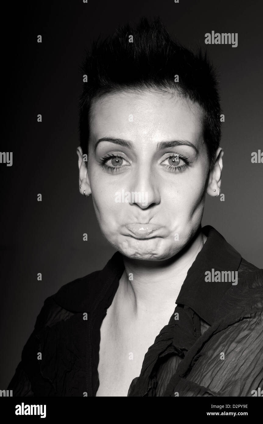 Vera donna giovane con disappunto le espressioni del viso Foto Stock