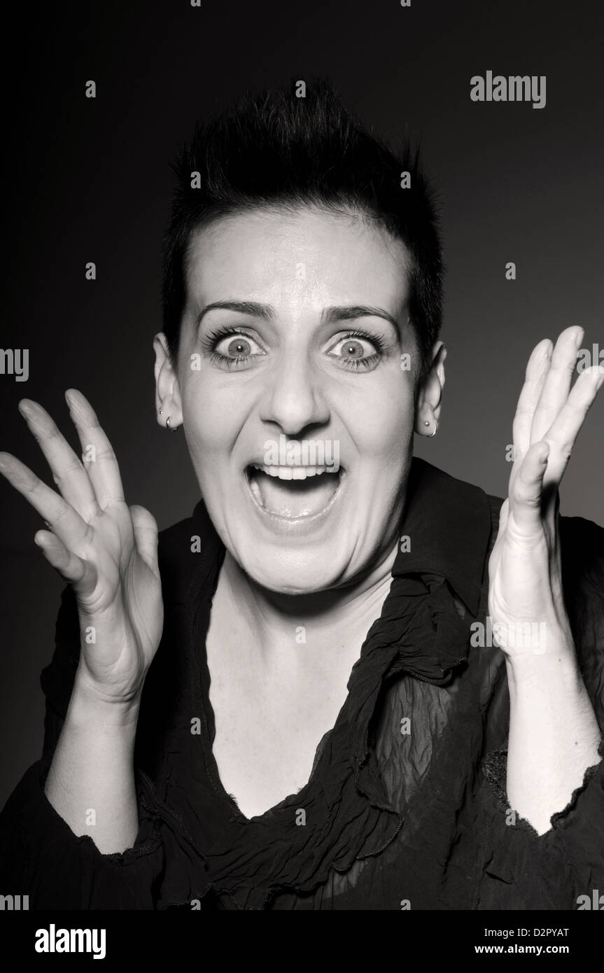 Vera donna giovane con teatrale espressioni del viso Foto Stock