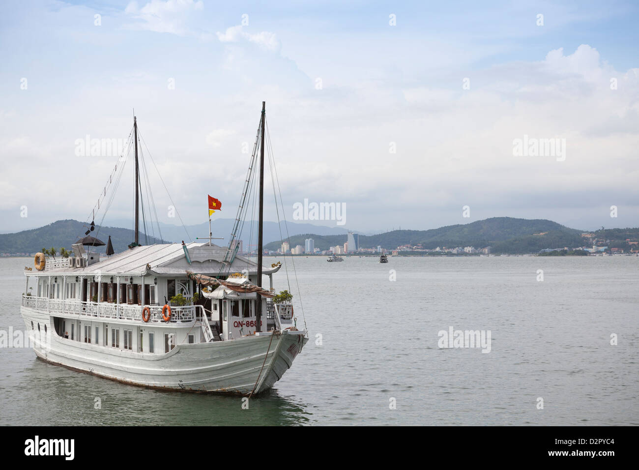Una nave passeggeri nella Baia di Ha Long, Sito Patrimonio Mondiale dell'UNESCO, Vietnam, Indocina, Asia sud-orientale, Asia Foto Stock