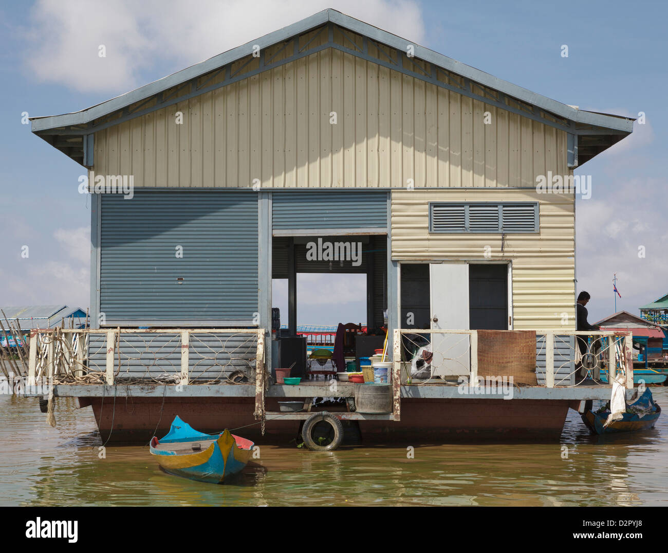 Una casa galleggiante, Lago Tonle Sap, Cambogia, Indocina, Asia sud-orientale, Asia Foto Stock