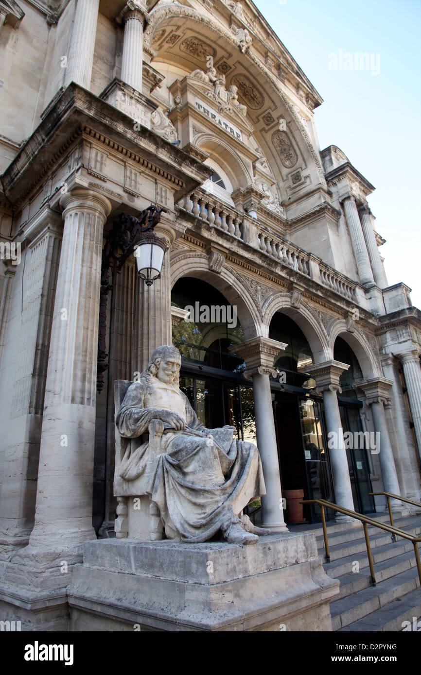 Teatro con statua del drammaturgo Moliere, Città Vecchia, Avignone, la Valle del Rodano, Provence, Francia Foto Stock