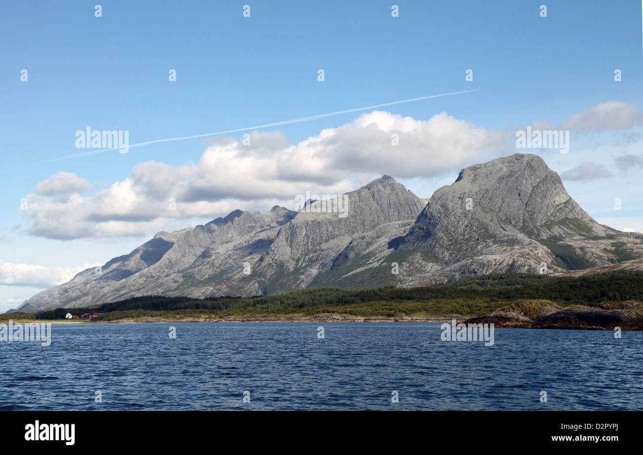 Catena montuosa nota come Sette sorelle, a sud di Rorvik sulla costa ovest, Alsten, Norvegia, Europa Foto Stock