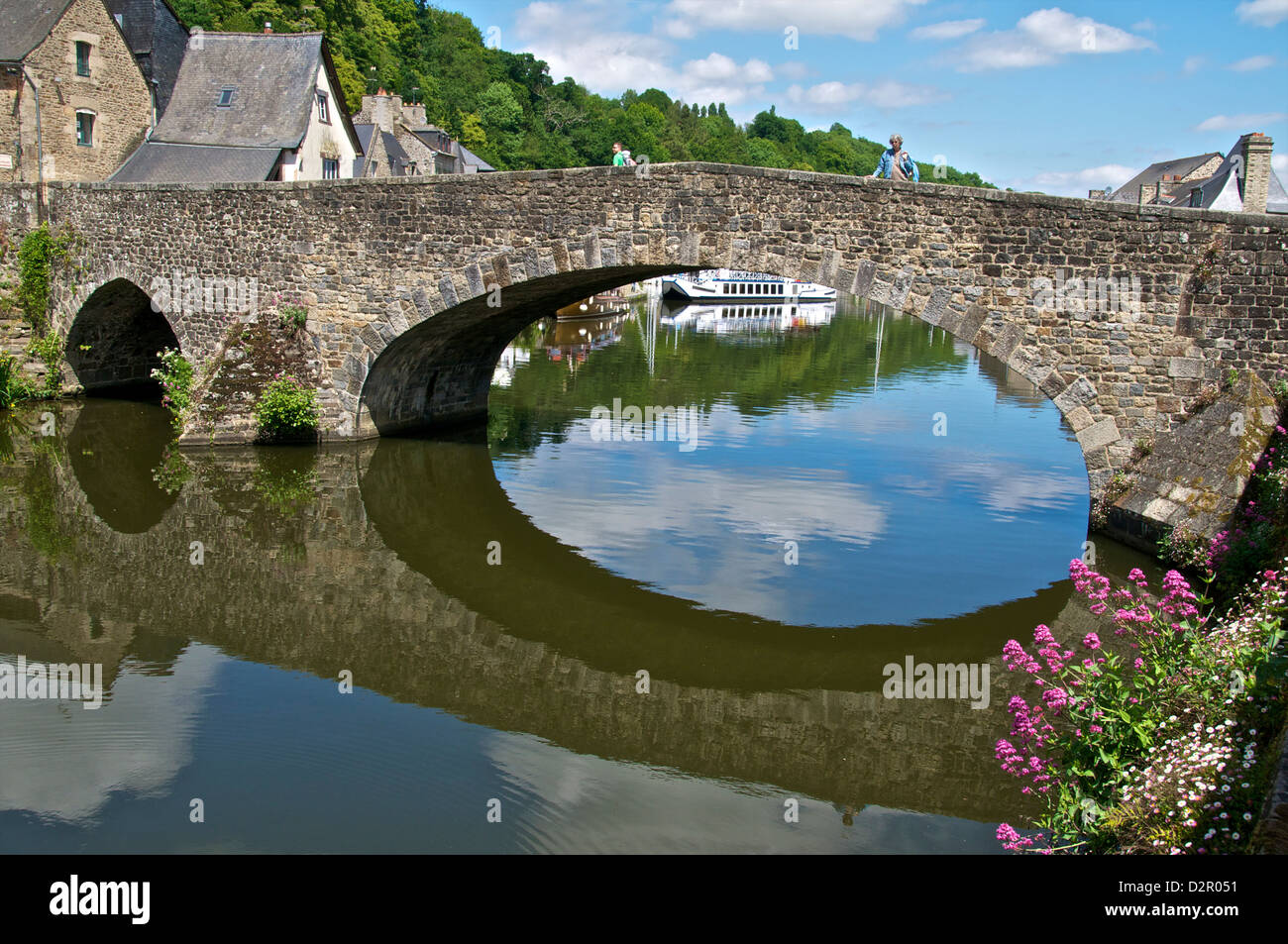Il ponte di pietra sul fiume Rance, Dinan, Bretagna, Francia, Europa Foto Stock