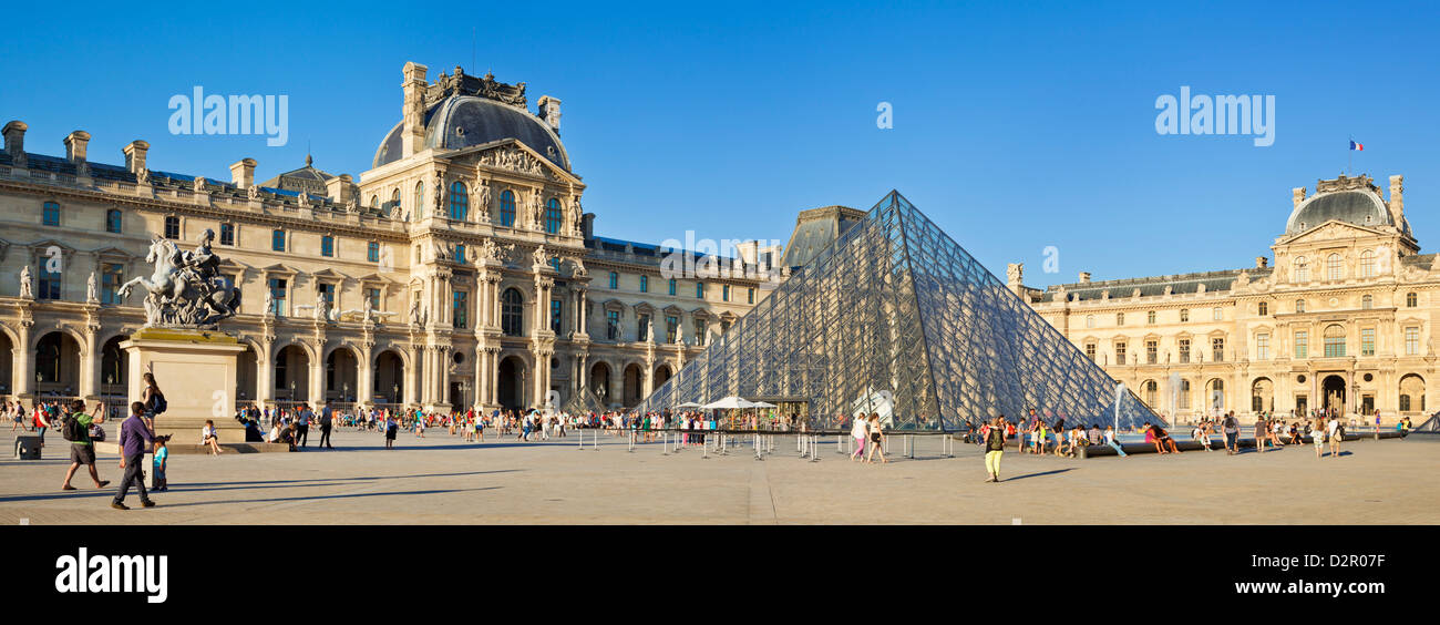 Il Louvre art gallery, il museo e la Piramide del Louvre (Pyramide du Louvre), Parigi, Francia, Europa Foto Stock