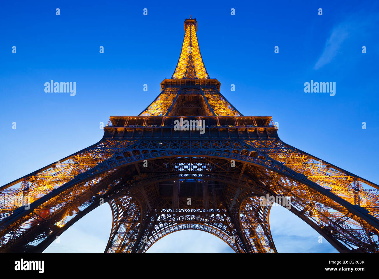 Torre Eiffel di sera, Parigi, Francia, Europa Foto Stock