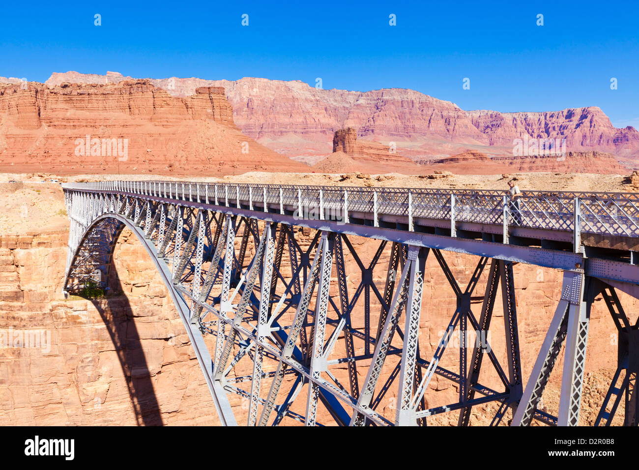Turista solitario sul vecchio ponte Navajo su Marble Canyon e il Fiume Colorado, vicino a fecce traghetto, Arizona, Stati Uniti d'America Foto Stock