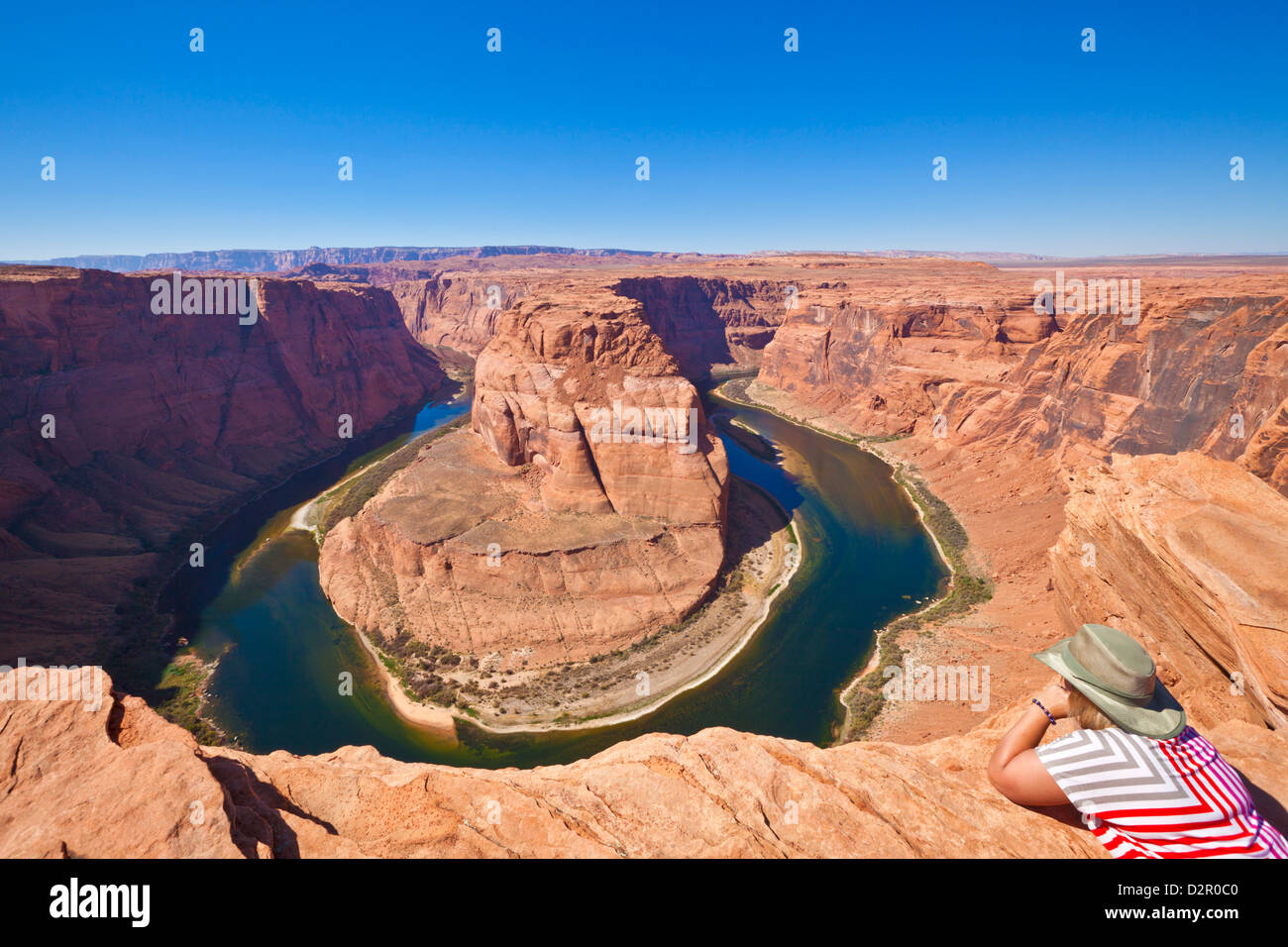 Tourist affacciato sulla curva a ferro di cavallo sul fiume Colorado, Pagina, Arizona, Stati Uniti d'America, America del Nord Foto Stock