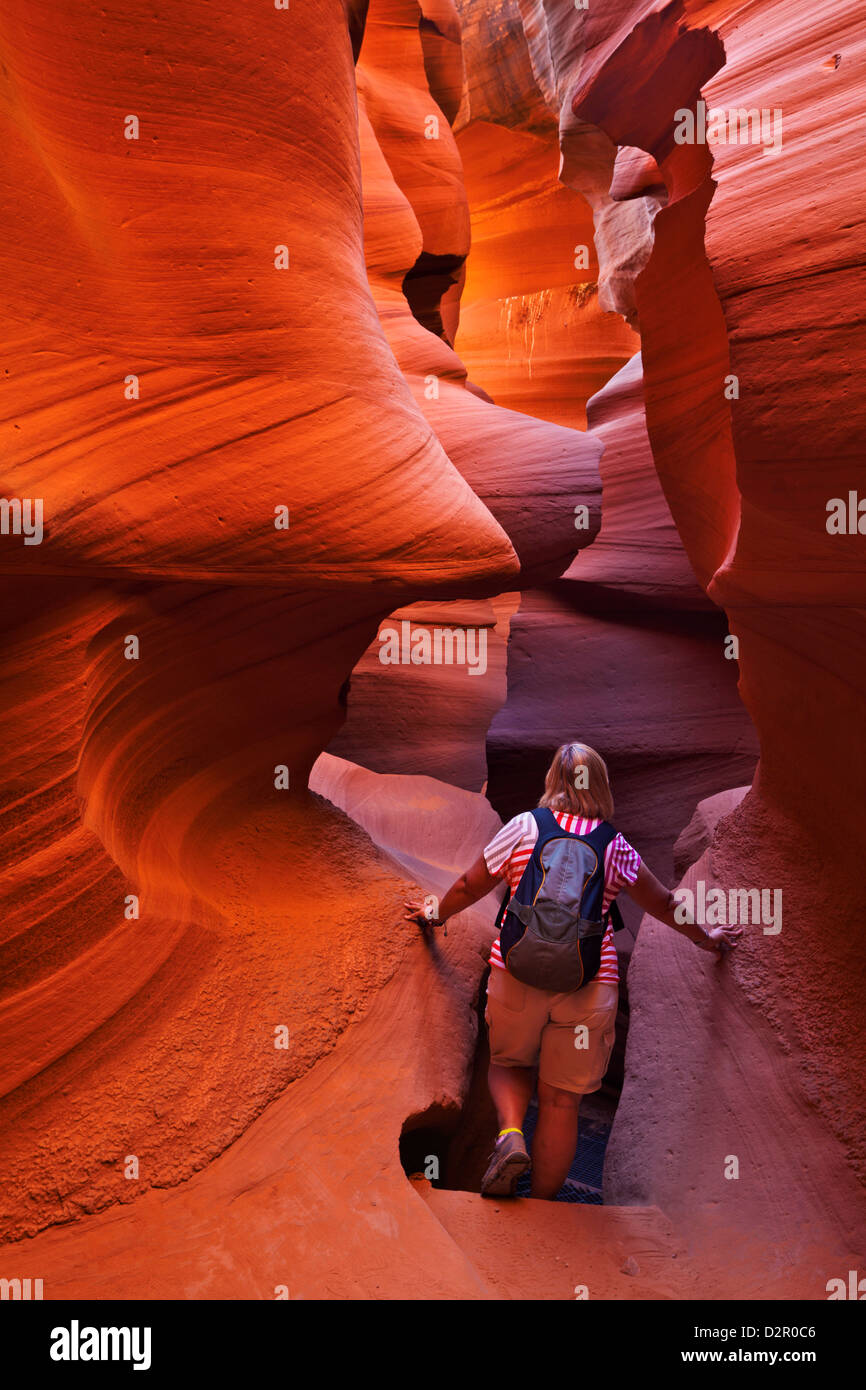 Turista femminile escursionista e arenaria formazioni rocciose, inferiore Antelope Canyon, Pagina, Arizona, Stati Uniti d'America Foto Stock