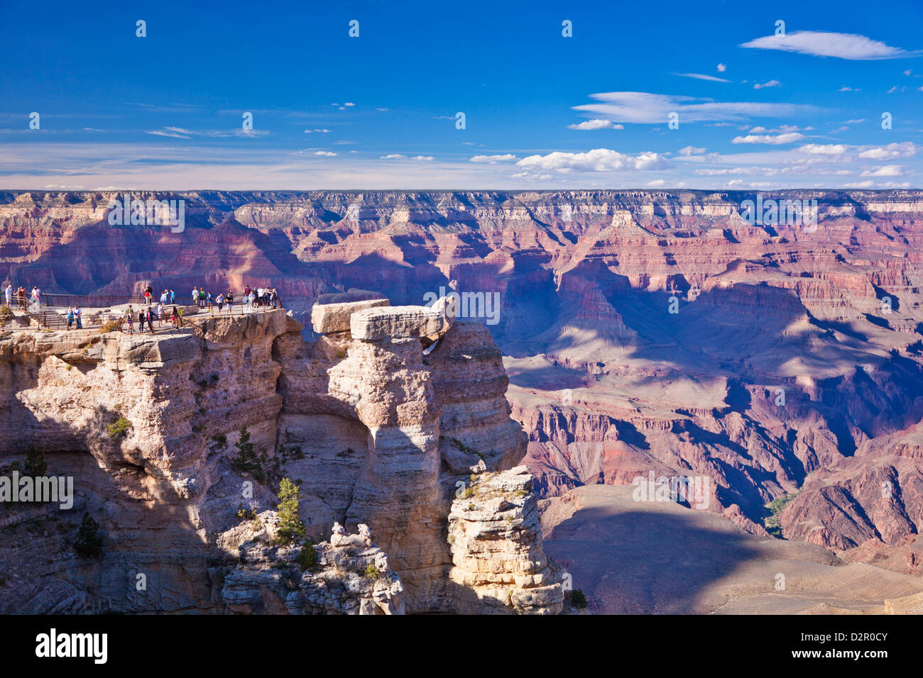 I turisti a Mather Point si affacciano, South Rim, il Parco Nazionale del Grand Canyon, Arizona, Stati Uniti d'America Foto Stock