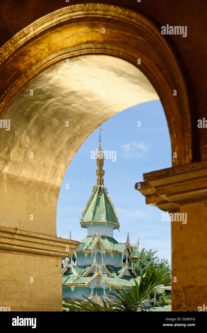 La Mahamuni Tempio del Buddha, un tempio buddista e importante luogo di pellegrinaggio, Mandalay City, Mandalay Division, Myanmar Foto Stock