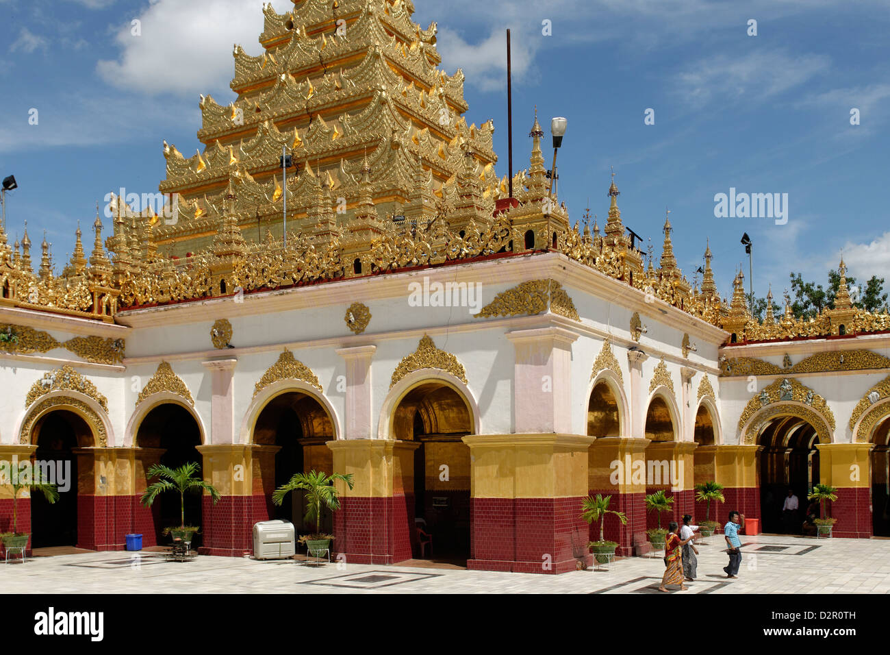 La Mahamuni Tempio del Buddha, un tempio buddista e importante luogo di pellegrinaggio, Mandalay City, Mandalay Division, Myanmar Foto Stock