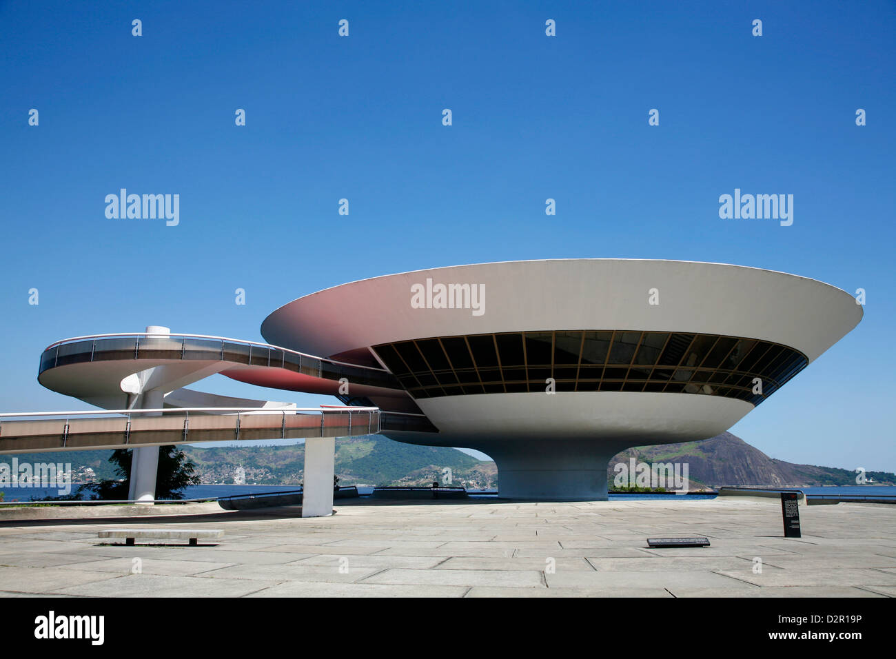 Il Museu do Arte Contemporanea (Museo di Arte Contemporanea), l'architetto Oscar Niemeyer, Niteroi, Rio de Janeiro, Brasile Foto Stock