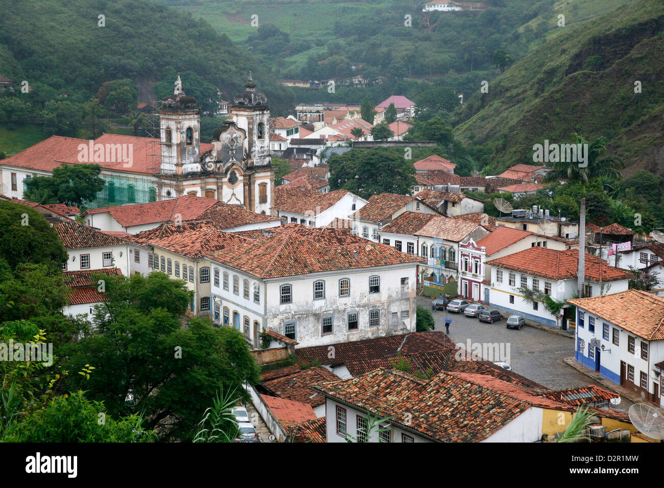 Una vista sopra la città di Ouro Preto, Sito Patrimonio Mondiale dell'UNESCO, Minas Gerais, Brasile, Sud America Foto Stock