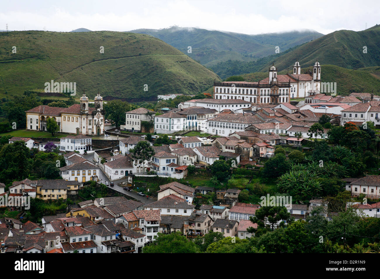 Una vista sopra la città di Ouro Preto da vicino la chiesa di Sao Francisco de Paula, Ouro Preto, Minas Gerais, Brasile Foto Stock