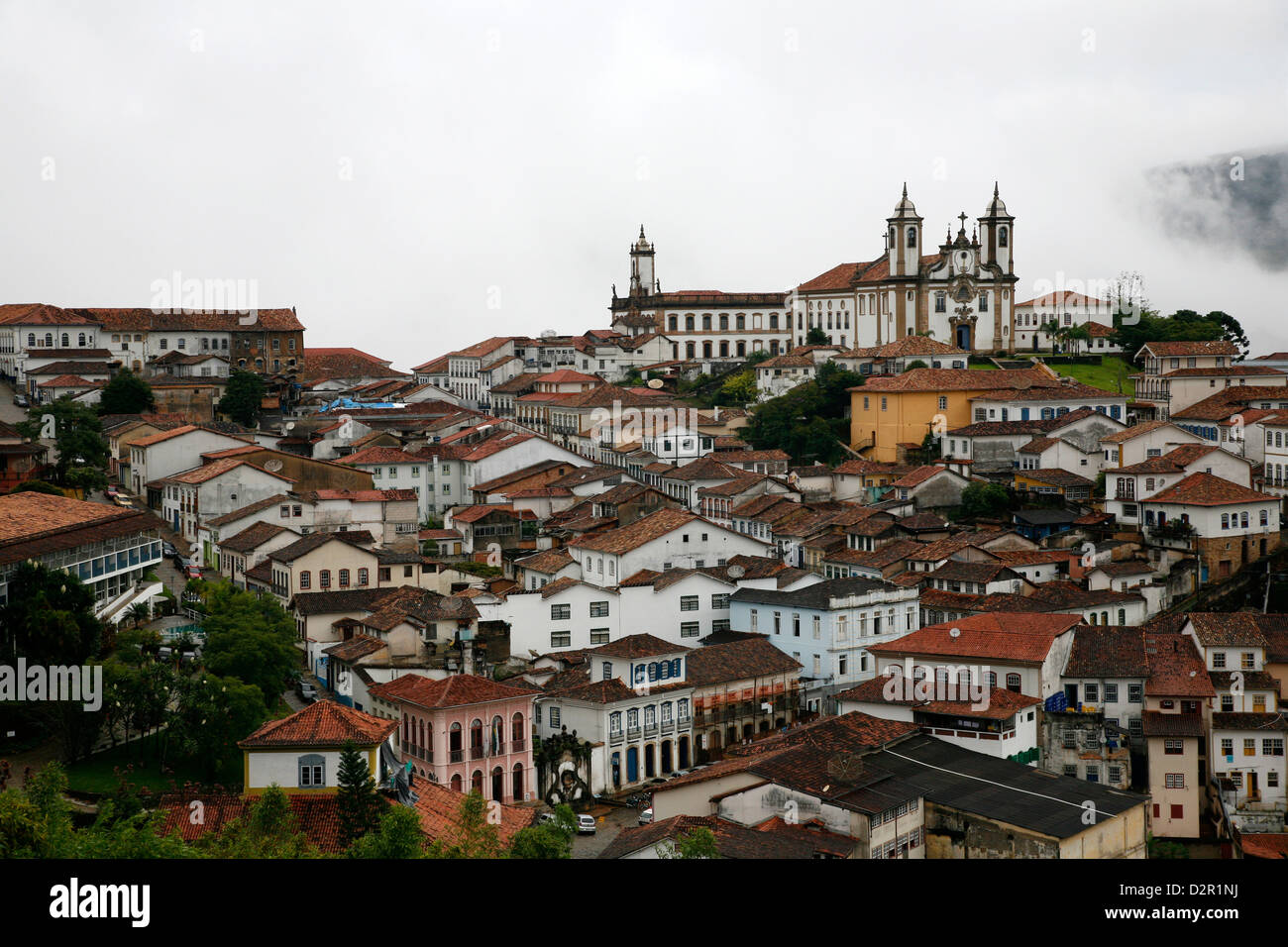 Una vista sopra la città di Ouro Preto da vicino la chiesa di Sao Francisco de Paula, Ouro Preto, Minas Gerais, Brasile Foto Stock