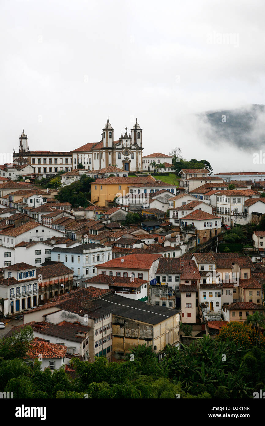 Una vista sopra la città di Ouro Preto da vicino la chiesa di Sao Francisco de Paula, Ouro Preto, Minas Gerais, Brasile Foto Stock