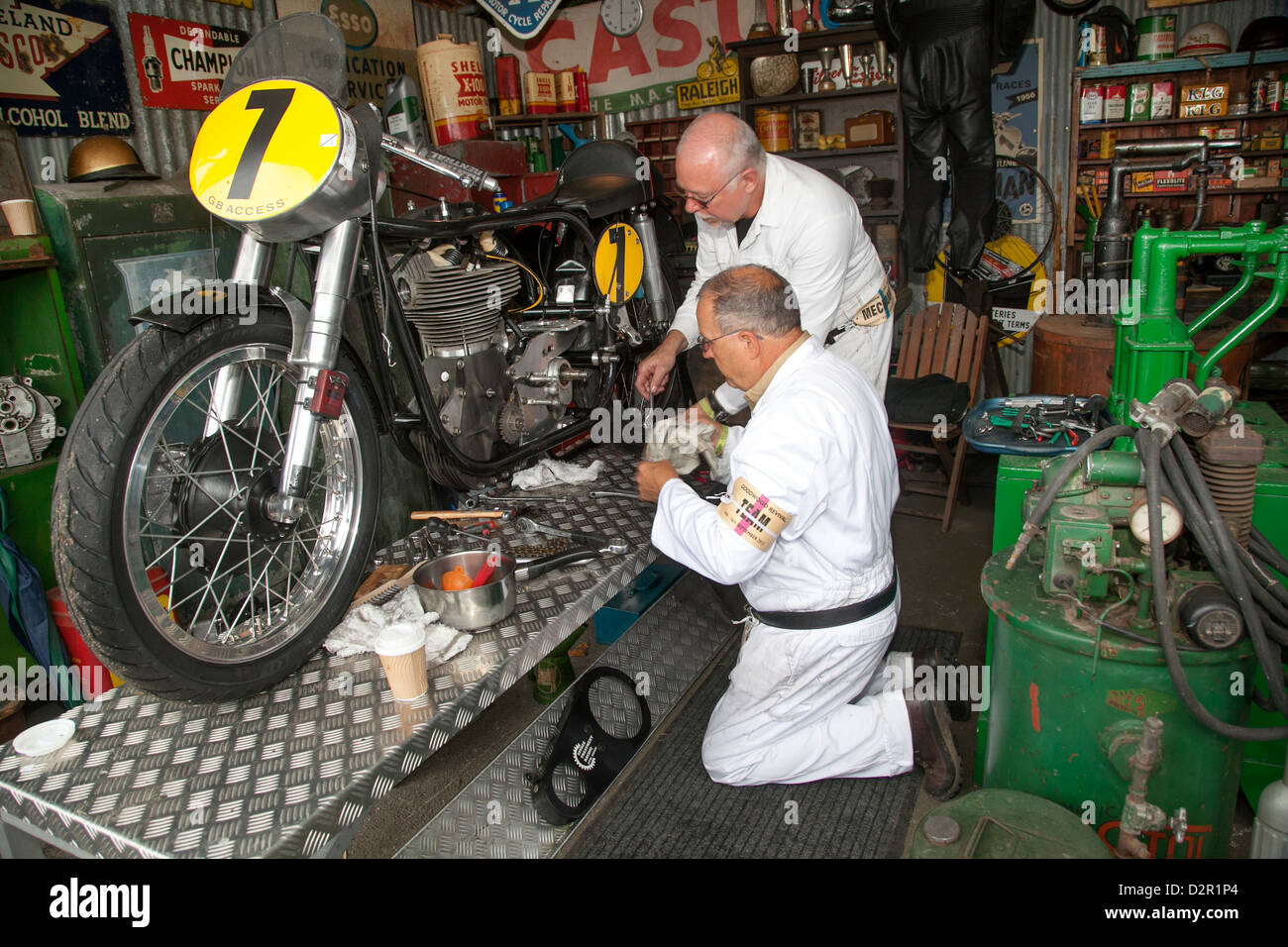 Classic motocicletta essendo riparato nel paddock al Goodwood sale riunioni Foto Stock