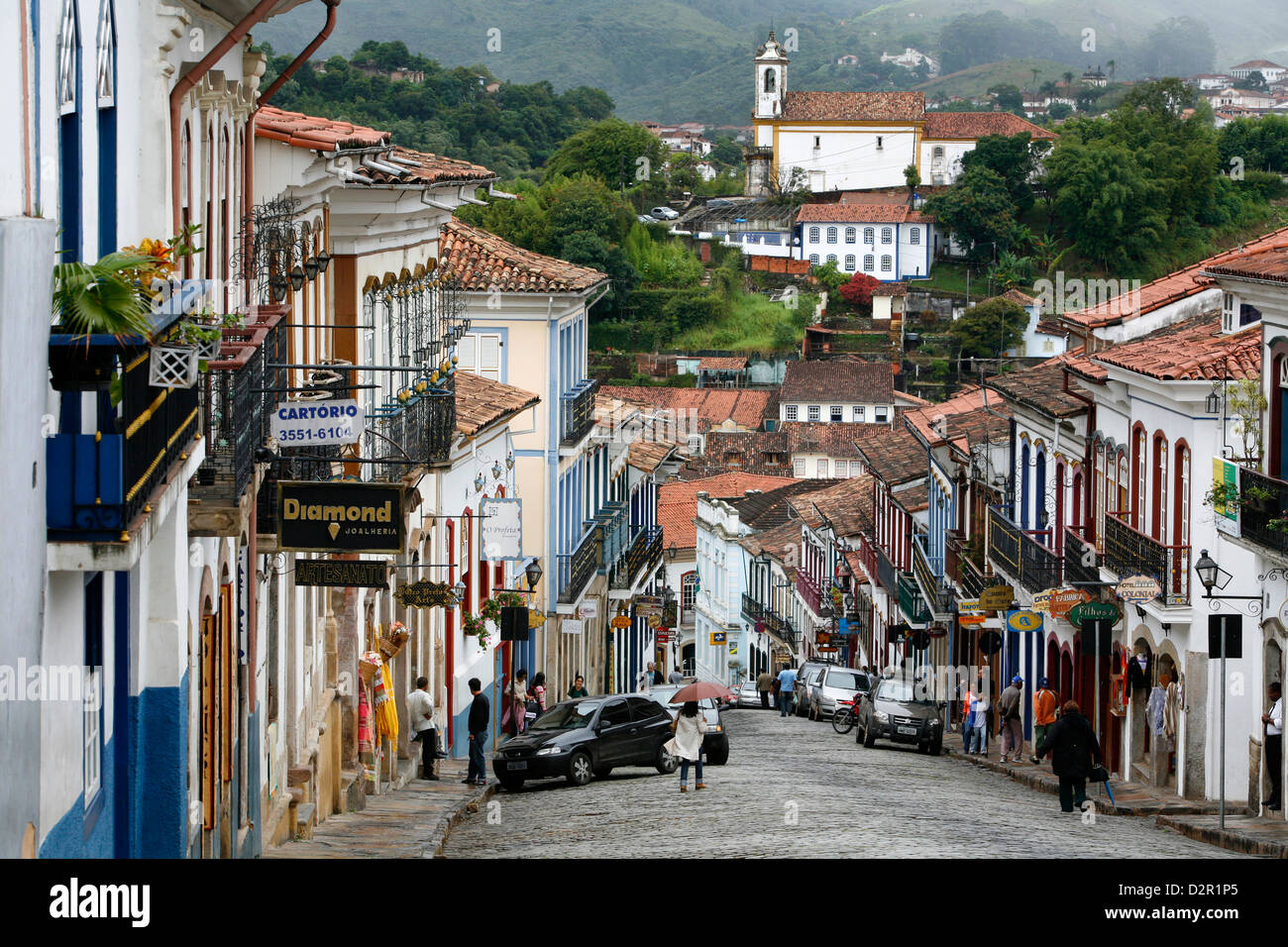 Scena di strada con gli edifici coloniali a Ouro Preto, Sito Patrimonio Mondiale dell'UNESCO, Minas Gerais, Brasile, Sud America Foto Stock