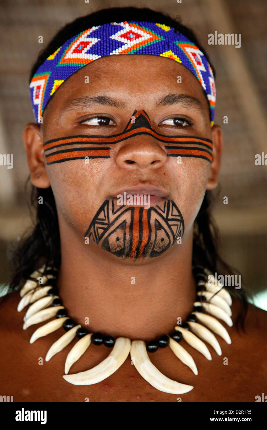 Ritratto di un indiano Pataxo uomo alla Reserva Indigena da Jaqueira vicino a Porto Seguro, Bahia, Brasile, Sud America Foto Stock