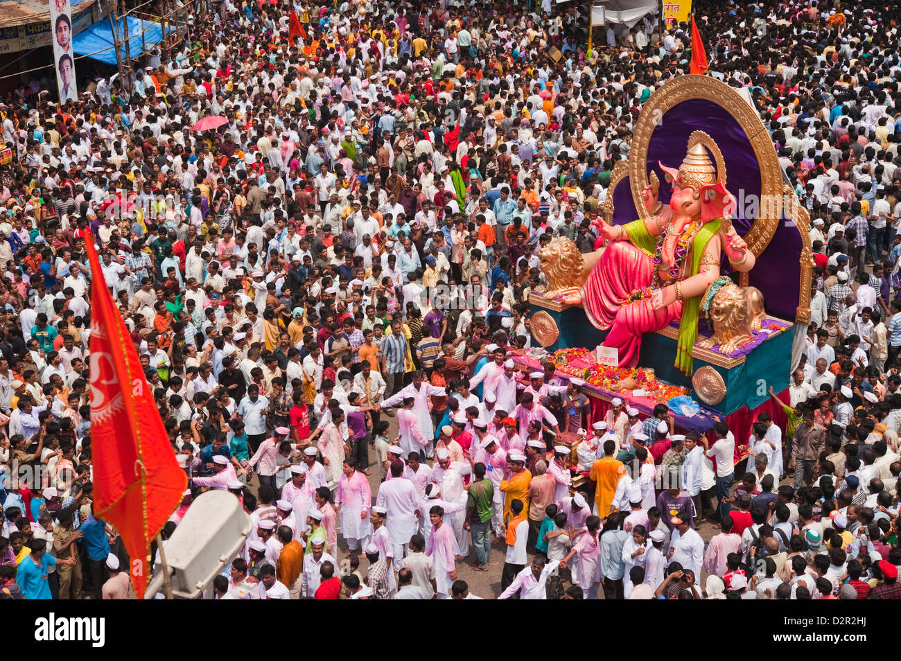 Folla in processione religiosa durante Ganpati visarjan cerimonia, Mumbai, Maharashtra, India Foto Stock