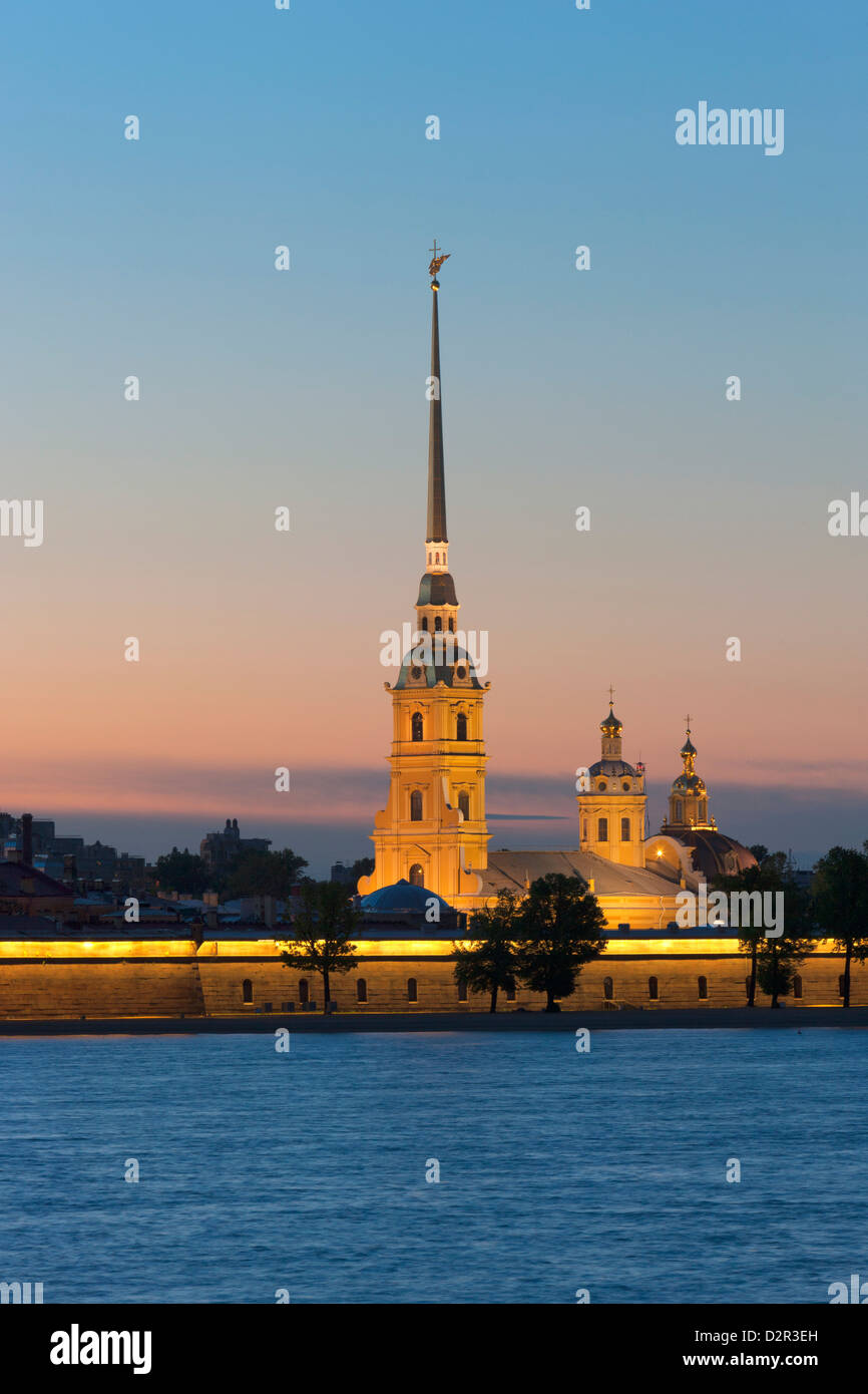 San Pietro e Paolo Cattedrale e il fiume Neva di notte, San Pietroburgo, Russia, Europa Foto Stock