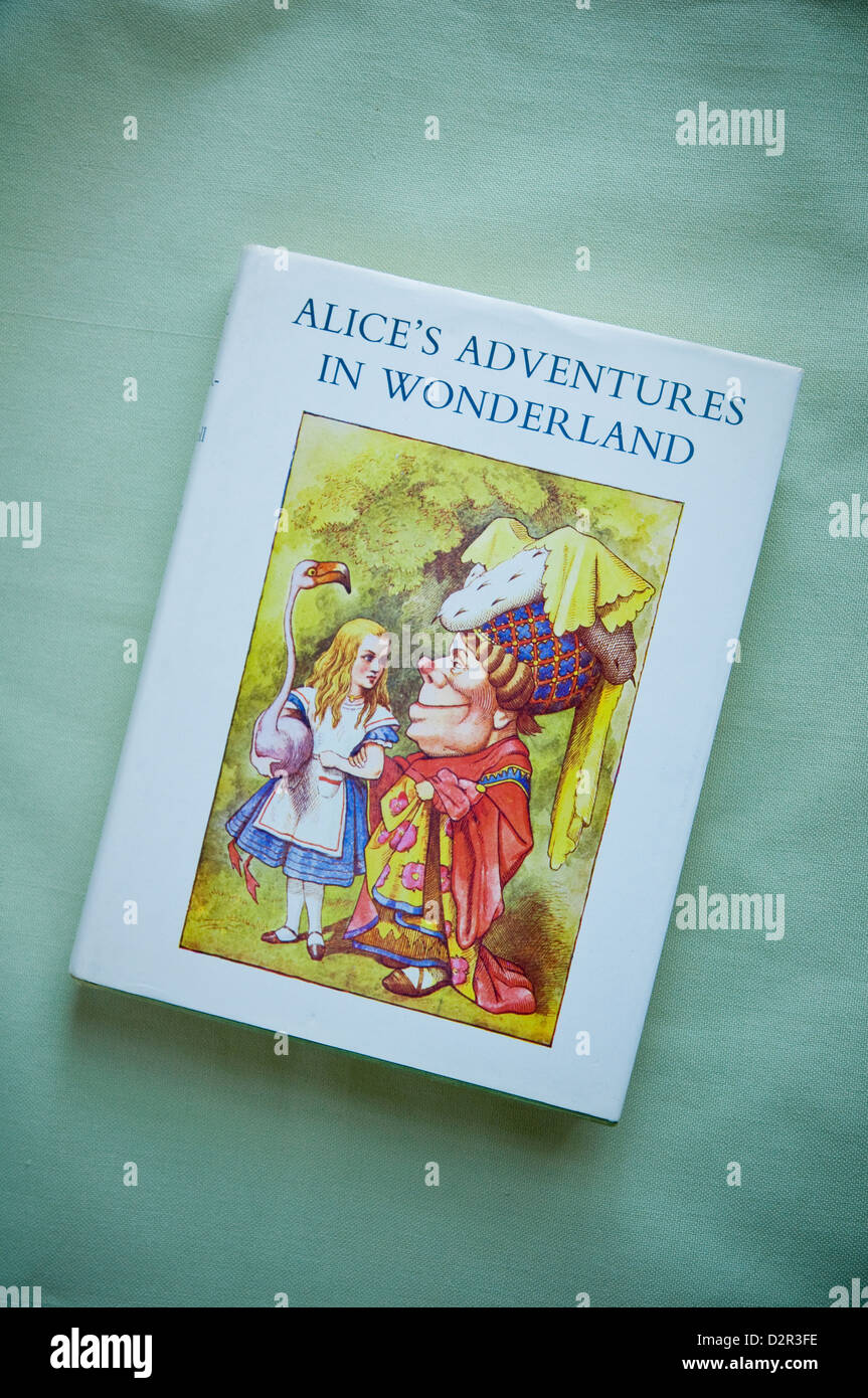 Alice nel Paese delle Meraviglie da Lewis Carroll con polvere giacca illustrazione da Sir John Tenniel libro pubblicato da Macmillan. Foto Stock