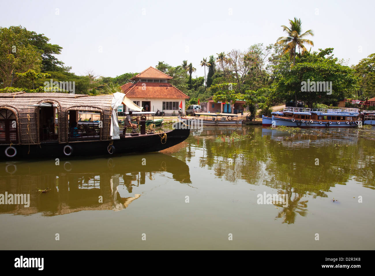 Kettuvallom tradizionale (private houseboat) che viaggia lungo il Kerala Backwaters, Kerala, India, Asia Foto Stock