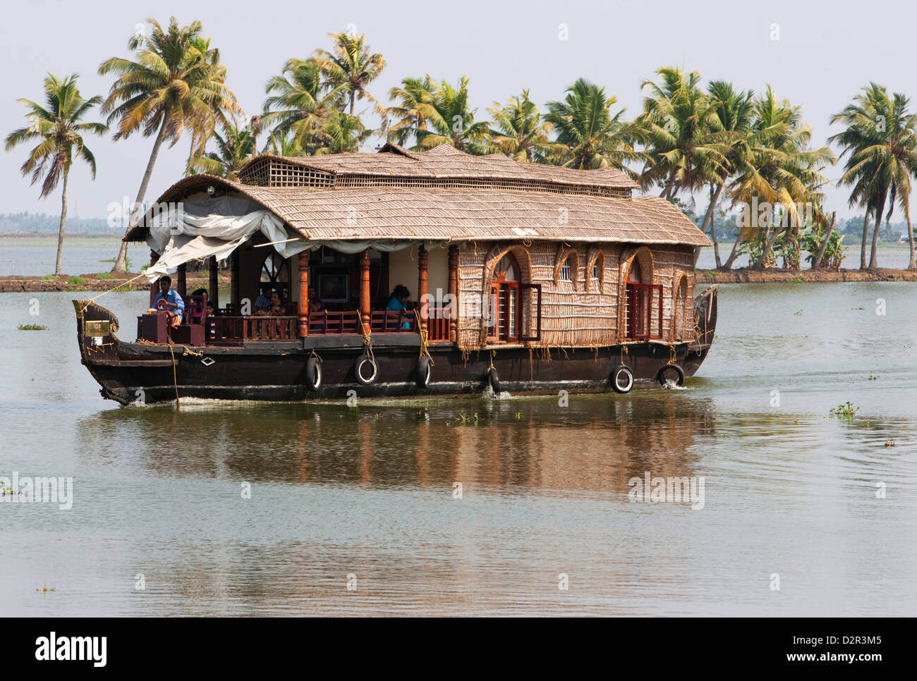 Kettuvallom tradizionale (private houseboat) che viaggia lungo il Kerala Backwaters, Kerala, India, Asia Foto Stock