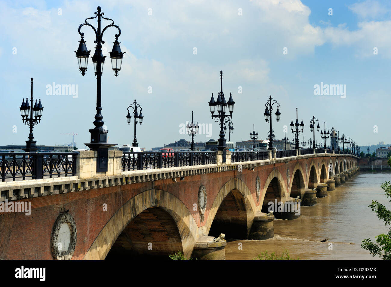 Pont de Pierre sul fiume Garonne, Bordeaux, Sito Patrimonio Mondiale dell'UNESCO, Gironde, Aquitania, in Francia, in Europa Foto Stock