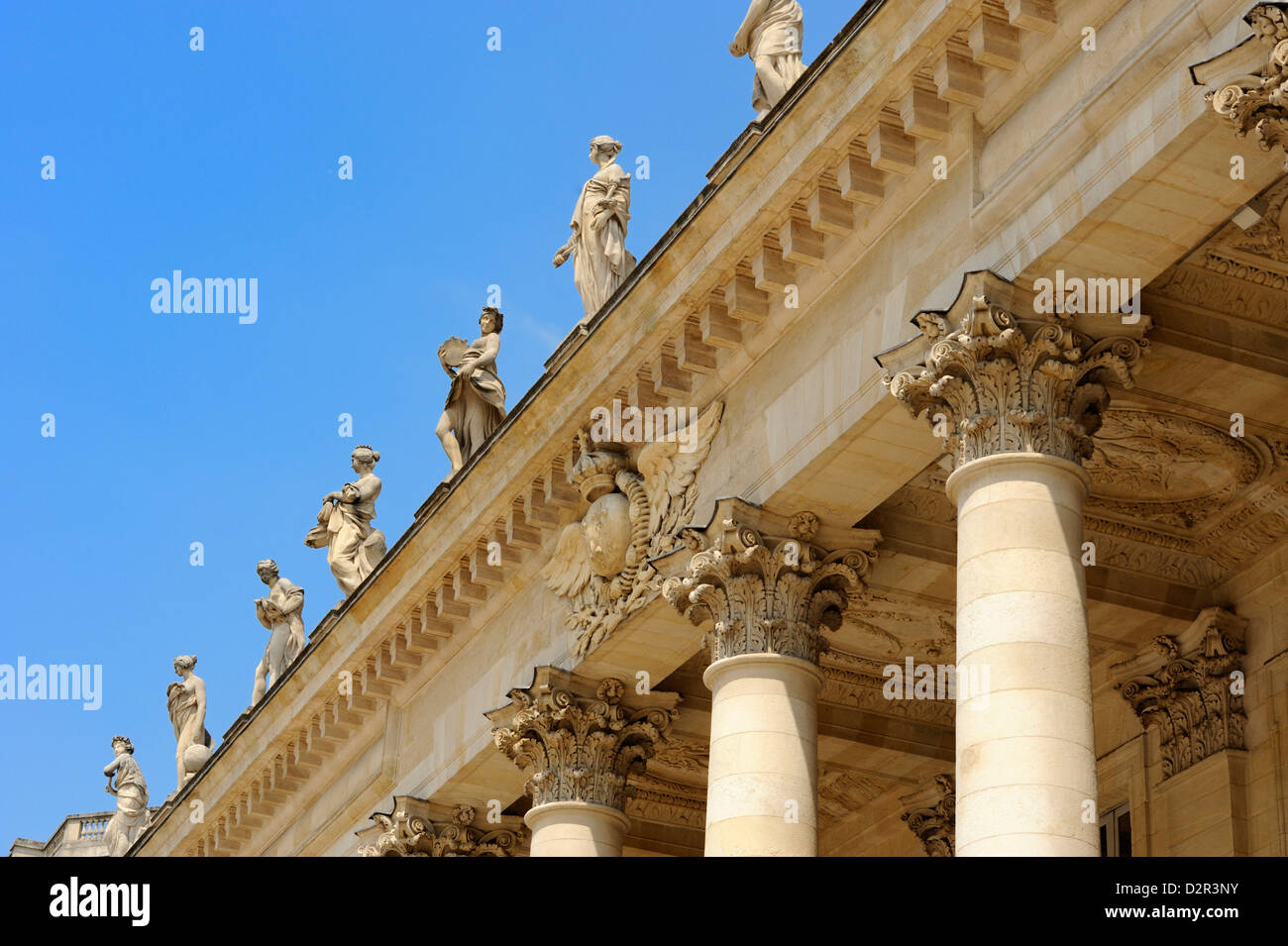 Colonne di stile corinzio e statue che ornano le Grand Theatre, Place de la Comedie, Bordeaux, Gironde, Aquitaine, Francia Foto Stock