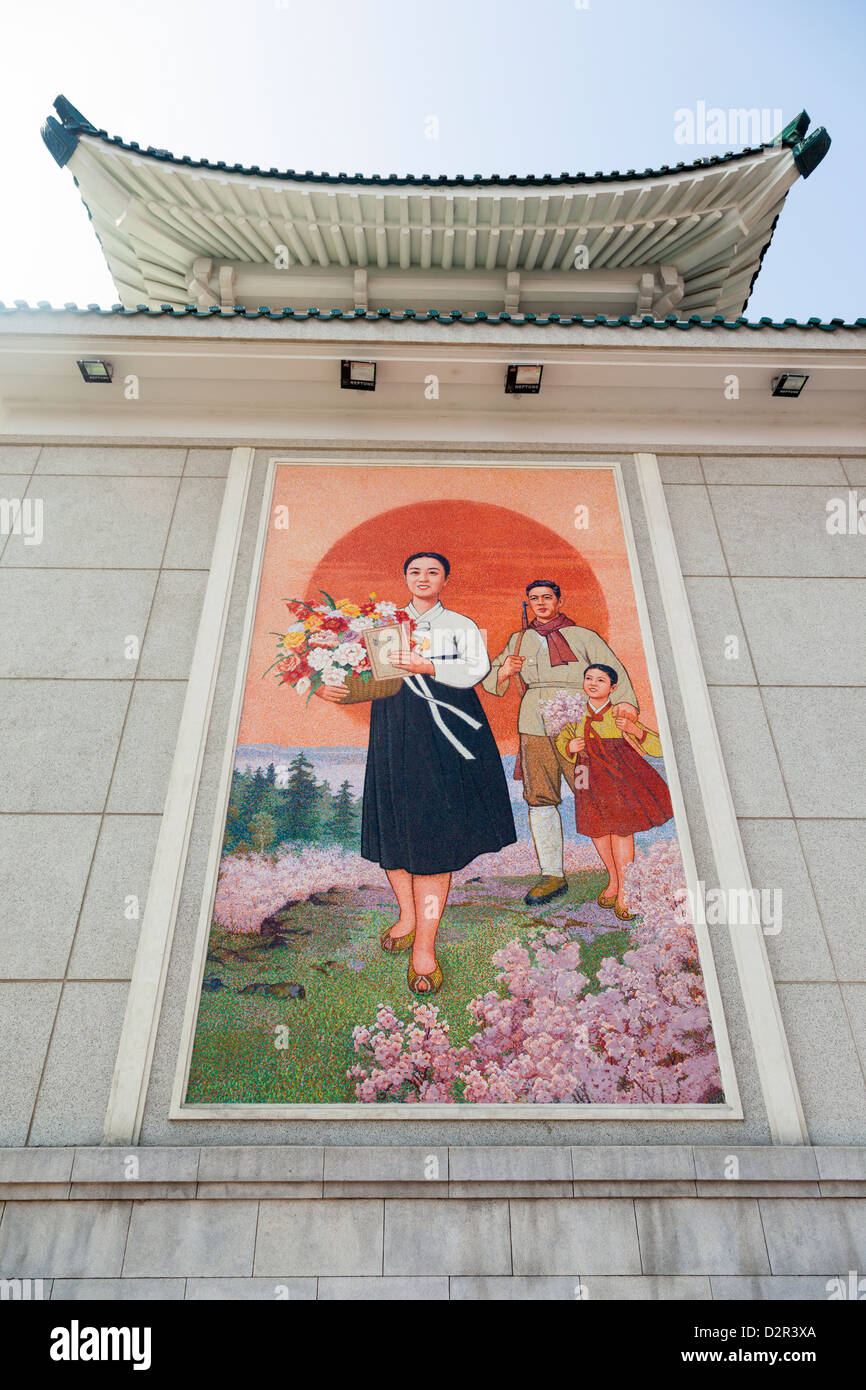 Colorati dipinti a muro al di fuori del Teatro Nazionale di Pyongyang, Corea del Nord Foto Stock