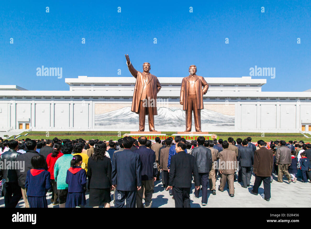 Statue di ex presidenti Kim Il Sung e Kim Jong Il, Mansudae Assembly Hall a Mansu Hill, Pyongyang, Corea del Nord Foto Stock