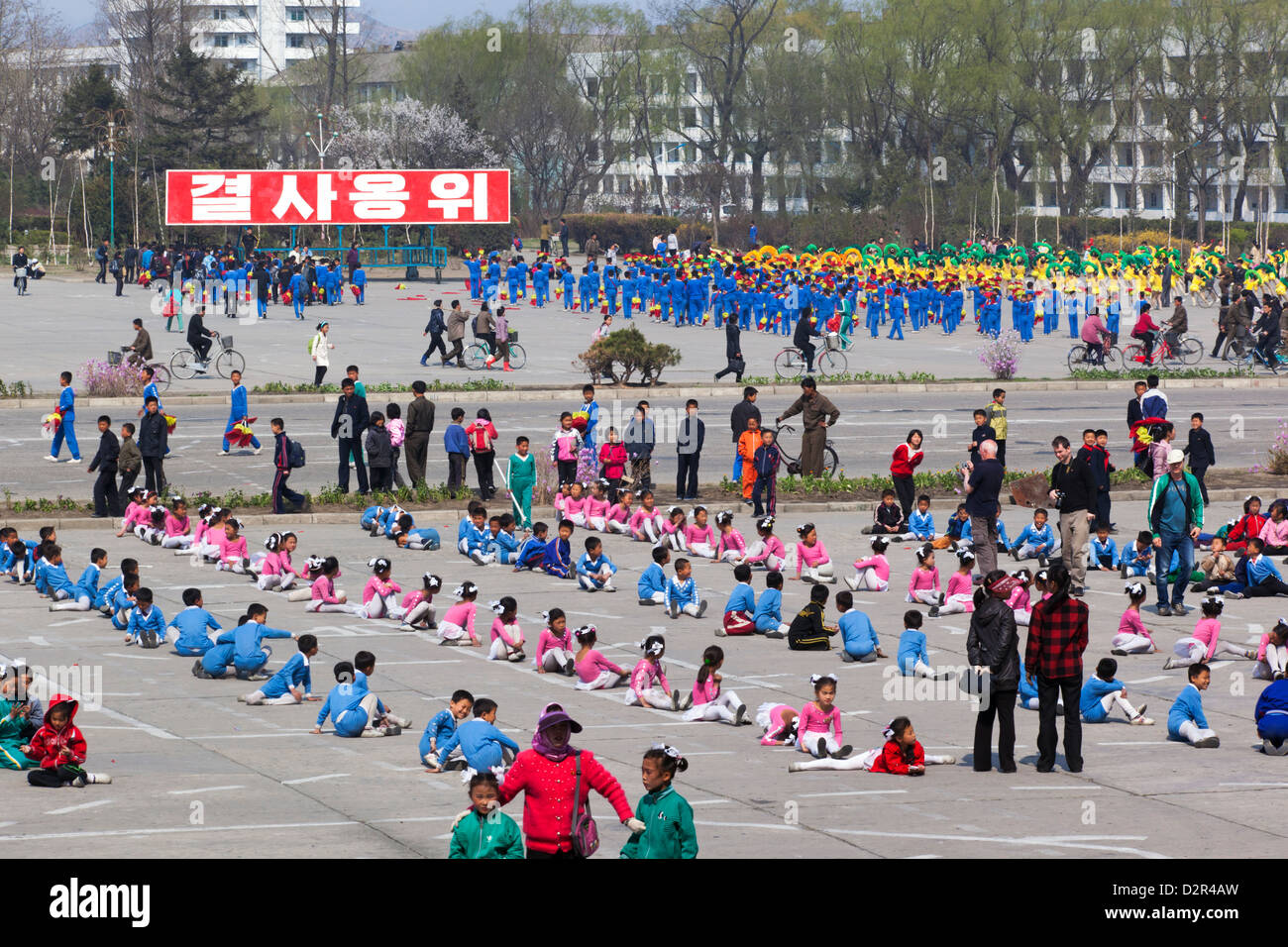 I bambini la pratica dei giochi di massa al di fuori del Grand Theatre, Hamhung, Corea del Nord Foto Stock