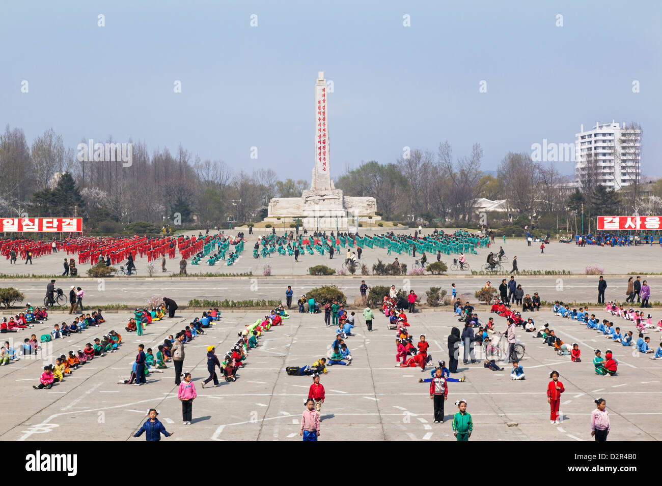 I bambini la pratica dei giochi di massa al di fuori del Grand Theatre, Hamhung, Corea del Nord Foto Stock