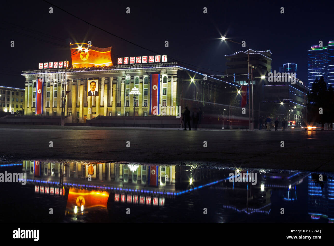 Kim Il Sung Square, illuminata di notte, Pyongyang, Repubblica Popolare Democratica di Corea (DPRK), la Corea del Nord, Asia Foto Stock