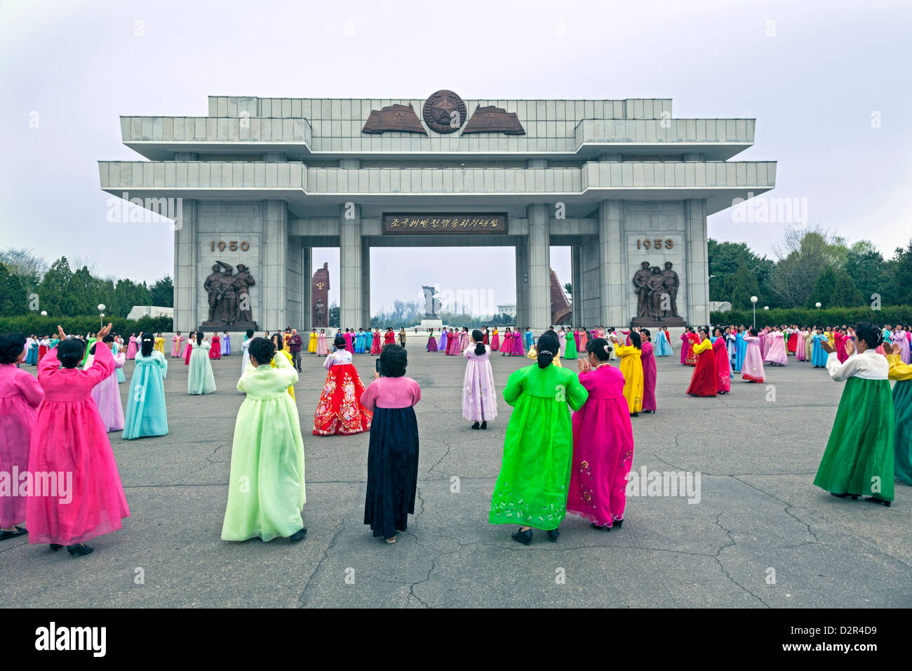 Le donne in variopinti abiti tradizionali a messa a ballare, Pyongyang, Corea del Nord Foto Stock