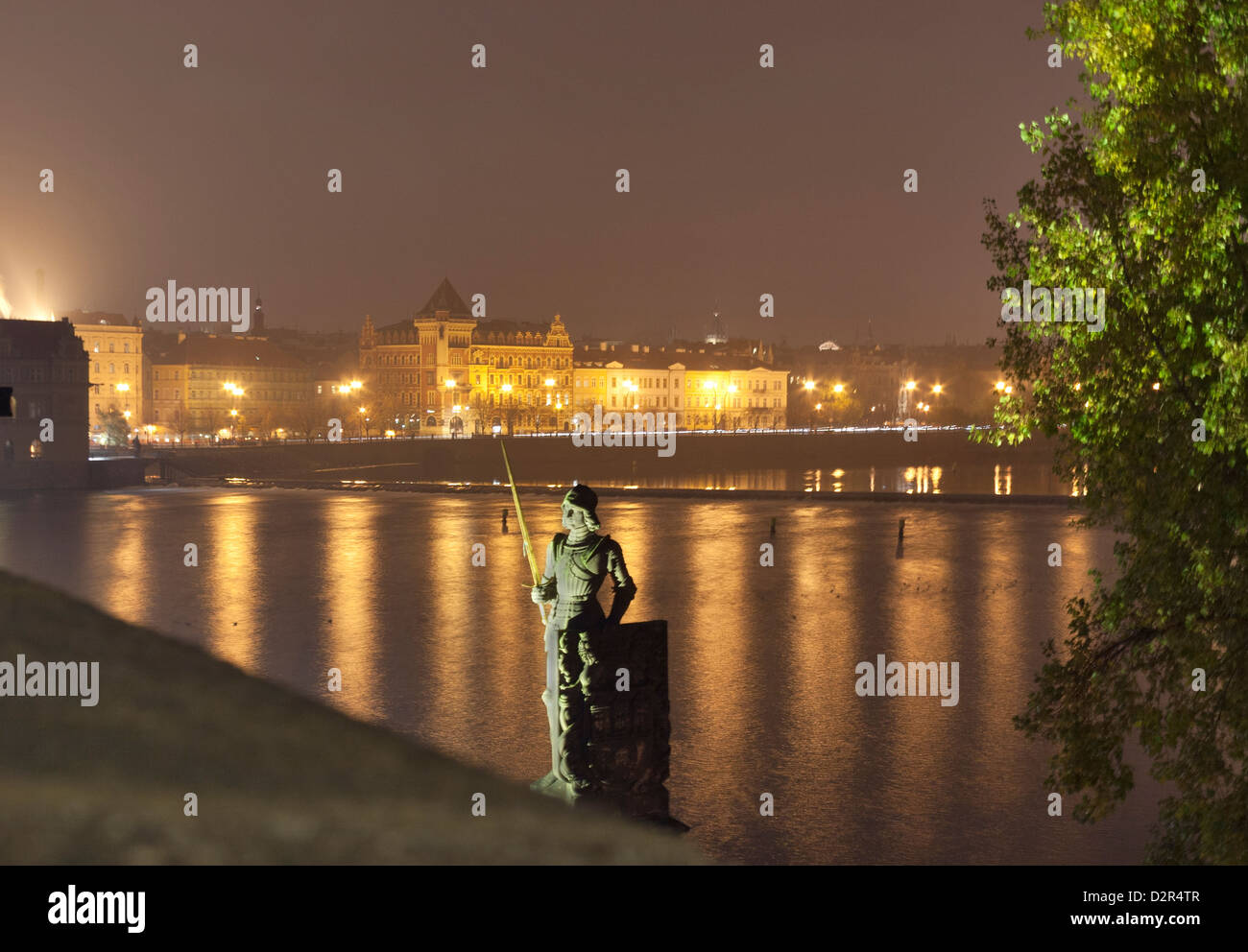 Lo skyline di Praga, il fiume Moldava e la statua del cavaliere visto dal Ponte Carlo di notte. Repubblica ceca. Foto Stock